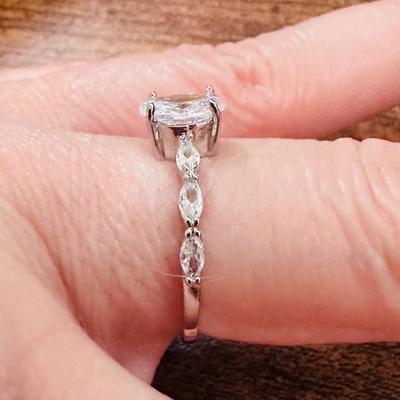 Beautiful Round Stone Fashion Ring