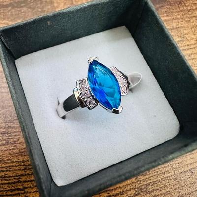 Gorgeous Silver Blue Stone Fashion Ring