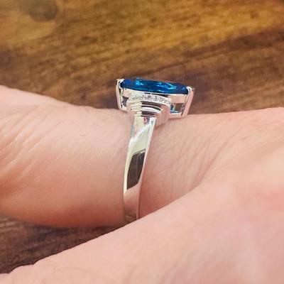 Gorgeous Silver Blue Stone Fashion Ring