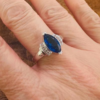 Gorgeous Silver Blue Stone Fashion Ring