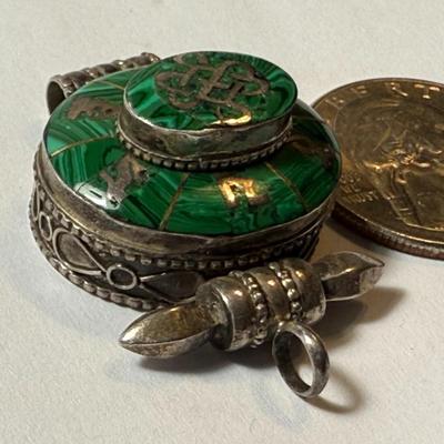 VINTAGE STERLING SILVER MALACHITE SLIDE PENDANT PREOWNED FROM AN ESTATE AS PICTURED.