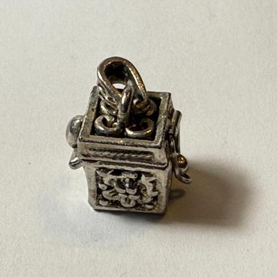 VINTAGE STERLING SILVER SOLID PILL BOX PENDANT PREOWNED FROM AN ESTATE AS PICTURED.
