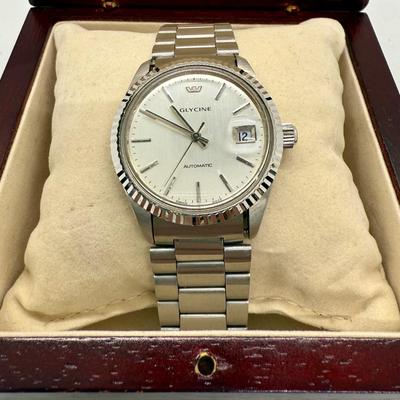 Sale Photo Thumbnail #212: Nice working condition, Jubilee Style Band. Running, tested to confirm time and date can be adjusted and set. Nice Cherrywood box. From 2002.