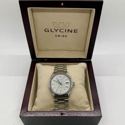 Sale Photo Thumbnail #211: Nice working condition, Jubilee Style Band. Running, tested to confirm time and date can be adjusted and set. Nice Cherrywood box. From 2002.