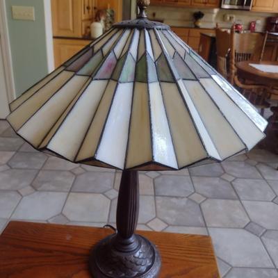 Tiffany Style Shade Table Lamp with Ruffled Design Shade