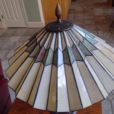 Tiffany Style Shade Table Lamp with Ruffled Design Shade
