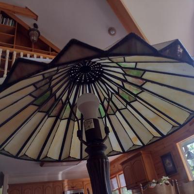 Tiffany Style Shade Table Lamp with Ruffled Design Shade