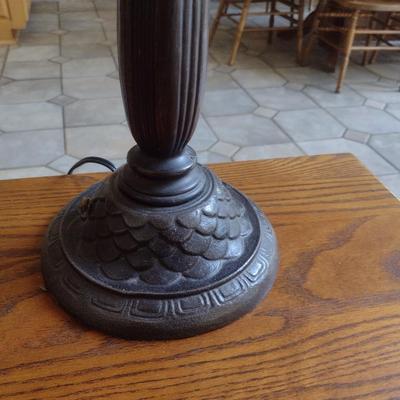 Tiffany Style Shade Table Lamp with Ruffled Design Shade