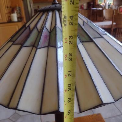 Tiffany Style Shade Table Lamp with Ruffled Design Shade