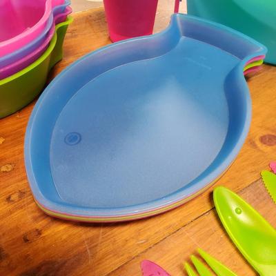 Sale Photo Thumbnail #72: Multicolored, 4 bowls, 4 cups, 4 plates, serving utensils, 3 fork spoon knife sets (missing blue fork and spoon) and carrying case. The back fin of the lid is cracked.