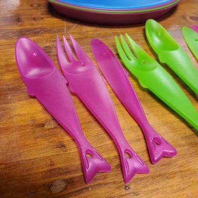 Sale Photo Thumbnail #71: Multicolored, 4 bowls, 4 cups, 4 plates, serving utensils, 3 fork spoon knife sets (missing blue fork and spoon) and carrying case. The back fin of the lid is cracked.