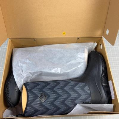 Woman's NEW MUCK Boots 