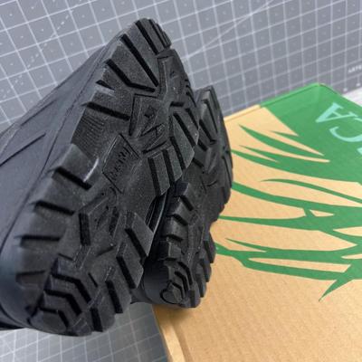Kids Size 1 SNOW BOOT 