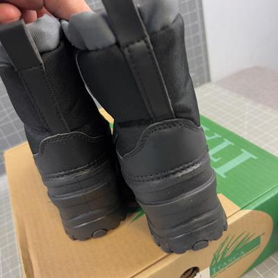 Kids Size 1 SNOW BOOT 