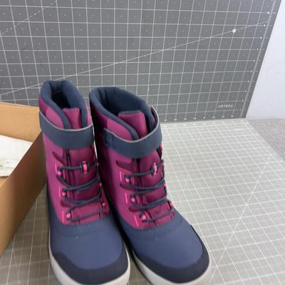 Girls NEW Snow Boats Size 4