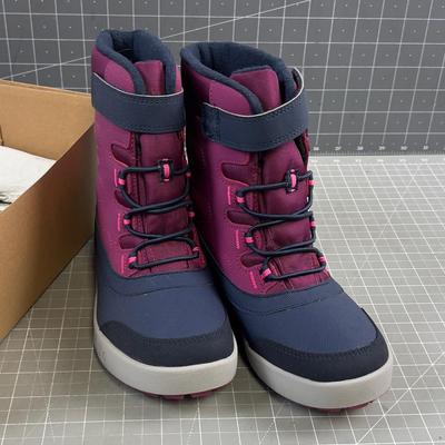 Girls NEW Snow Boats Size 4