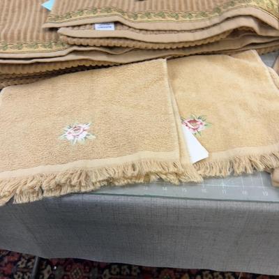 TAN Bath Towels (5) and (4) Hand Towels 