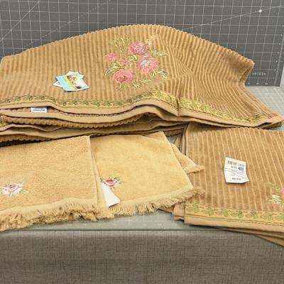 TAN Bath Towels (5) and (4) Hand Towels 
