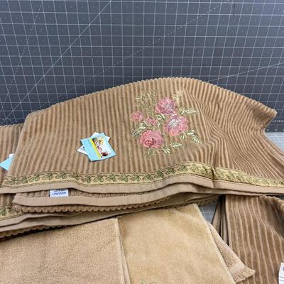 TAN Bath Towels (5) and (4) Hand Towels 