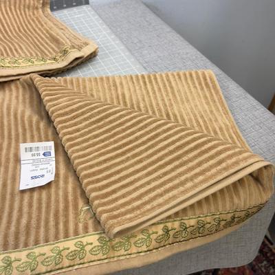 TAN Bath Towels (5) and (4) Hand Towels 