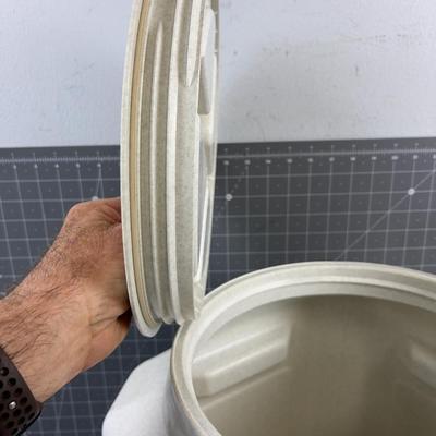 Screw on lid for Dog / Cat Food Container like 10 Gallons