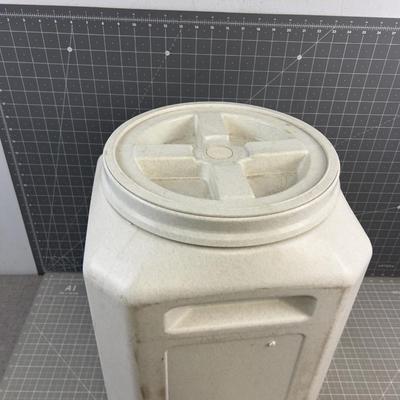 Screw on lid for Dog / Cat Food Container like 10 Gallons