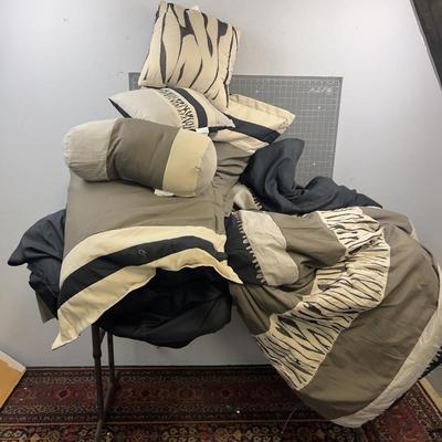 King Size Comforter and Matching Pillow 