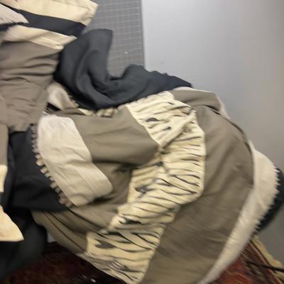 King Size Comforter and Matching Pillow 