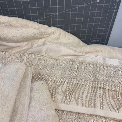 TOWELS: Cream Colored NEW Towels with Lace Edge DÉCOR' 