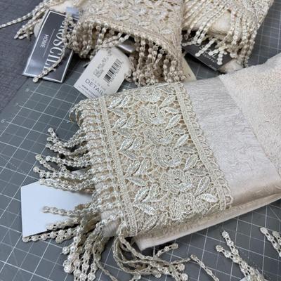 TOWELS: Cream Colored NEW Towels with Lace Edge DÉCOR' 