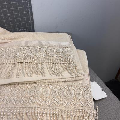 TOWELS: Cream Colored NEW Towels with Lace Edge DÉCOR' 