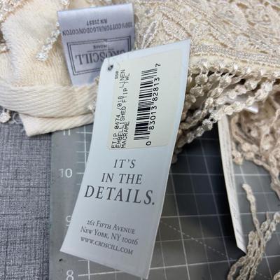 TOWELS: Cream Colored NEW Towels with Lace Edge DÉCOR' 