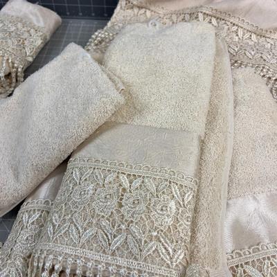 TOWELS: Cream Colored NEW Towels with Lace Edge DÉCOR' 