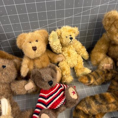Huge Pile of Teddy Bears, Boyd's and Other. 