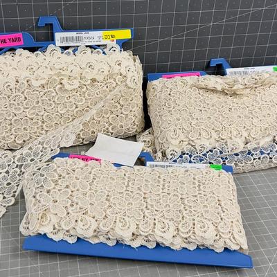 Model Lace Rolls 
