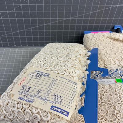 Model Lace Rolls 