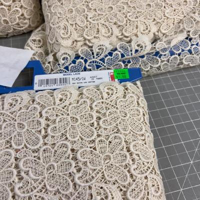 Model Lace Rolls 