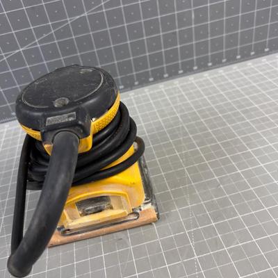Dewalt Vibratory Square Sander 