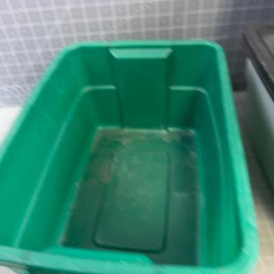 3 Small Rubber Maid 3 Gallon Tubs with lids