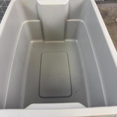 3 Small Rubber Maid 3 Gallon Tubs with lids