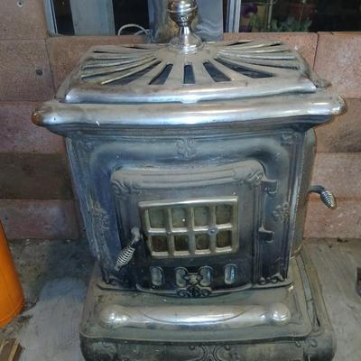 Vintage Washington Stove Works Parlor Stove – " Cast Iron Wood-Burning Fireplace with Ornate Details