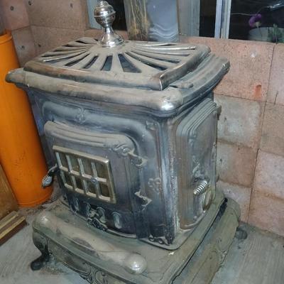 Vintage Washington Stove Works Parlor Stove – " Cast Iron Wood-Burning Fireplace with Ornate Details