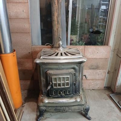 Vintage Washington Stove Works Parlor Stove – " Cast Iron Wood-Burning Fireplace with Ornate Details