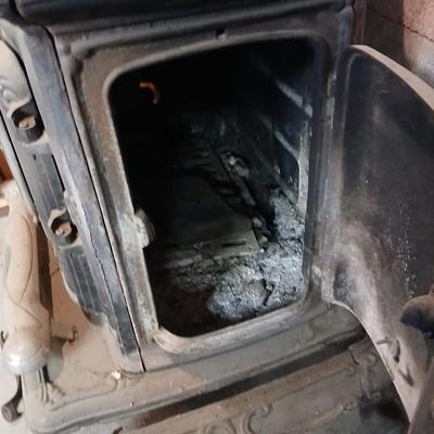 Vintage Washington Stove Works Parlor Stove – " Cast Iron Wood-Burning Fireplace with Ornate Details