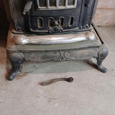 Vintage Washington Stove Works Parlor Stove – " Cast Iron Wood-Burning Fireplace with Ornate Details
