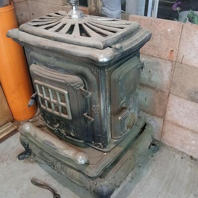 Vintage Washington Stove Works Parlor Stove – " Cast Iron Wood-Burning Fireplace with Ornate Details
