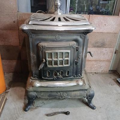 Vintage Washington Stove Works Parlor Stove – " Cast Iron Wood-Burning Fireplace with Ornate Details