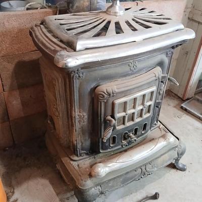 Vintage Washington Stove Works Parlor Stove – " Cast Iron Wood-Burning Fireplace with Ornate Details