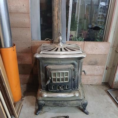 Vintage Washington Stove Works Parlor Stove – " Cast Iron Wood-Burning Fireplace with Ornate Details