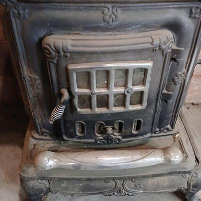 Vintage Washington Stove Works Parlor Stove – " Cast Iron Wood-Burning Fireplace with Ornate Details